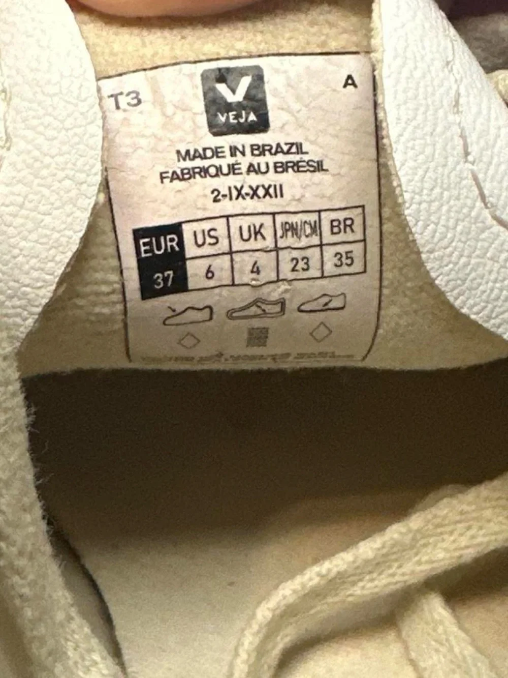 Veja Women's White Leather Low-Top Sneakers size 6